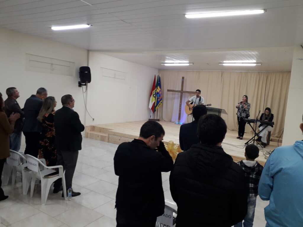 https://suitacdn.cloud-bricks.net/fotos/55241/file/desktop/Reinaugura%C3%A7%C3%A3o%20Igreja%20Templo%20das%20%C3%81guias%20Lages%2007.jpeg?1653674457