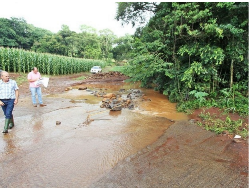 Elieser Donhauser/AGR/Rádio Centro Oeste - Pontes e pontilhões foram destruídos com chuva forte em Pinhalzinho