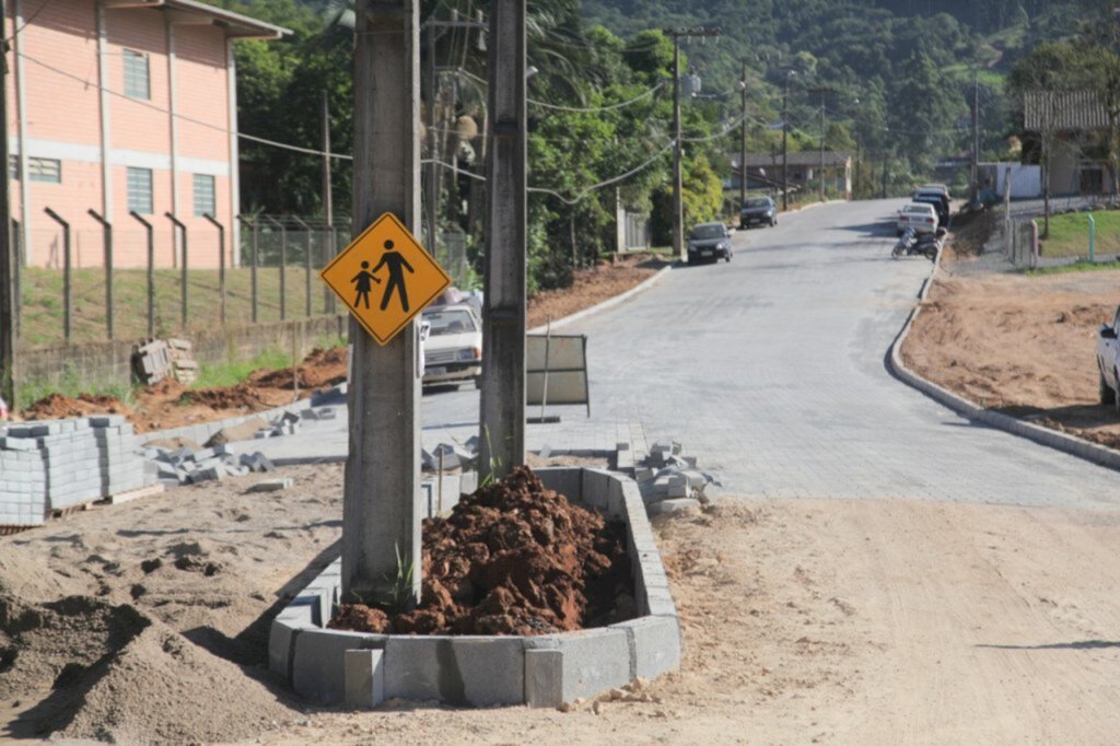Canteiro de flores é implantado na rua Arnold Alfarth no bairro Encano