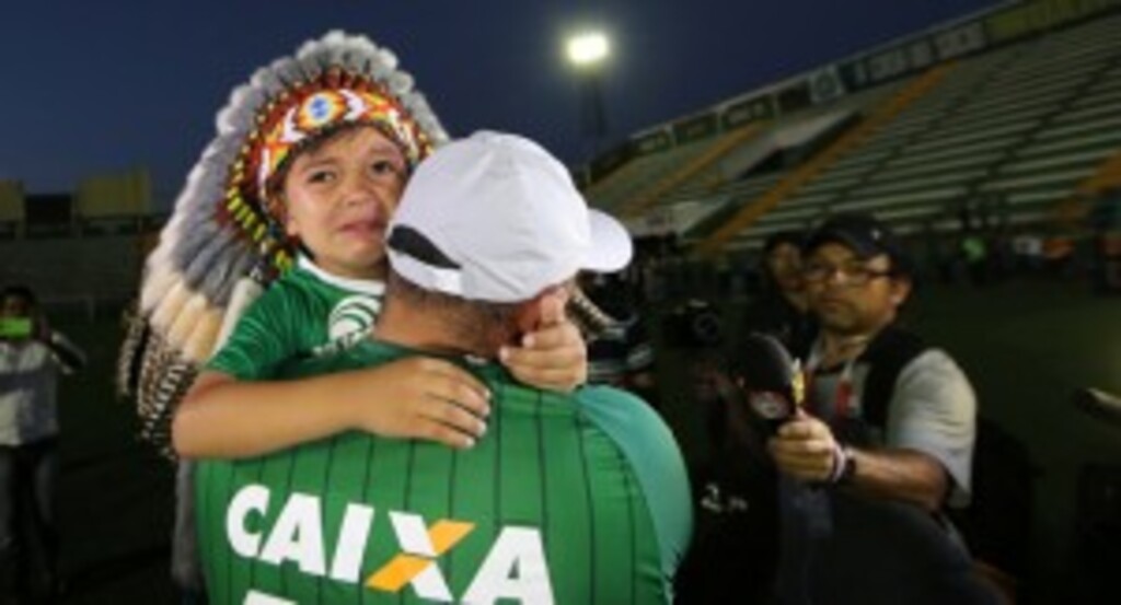 Paulo Whitaker/Reuters - Símbolo do time, o pequeno mascote também não conteve o choro