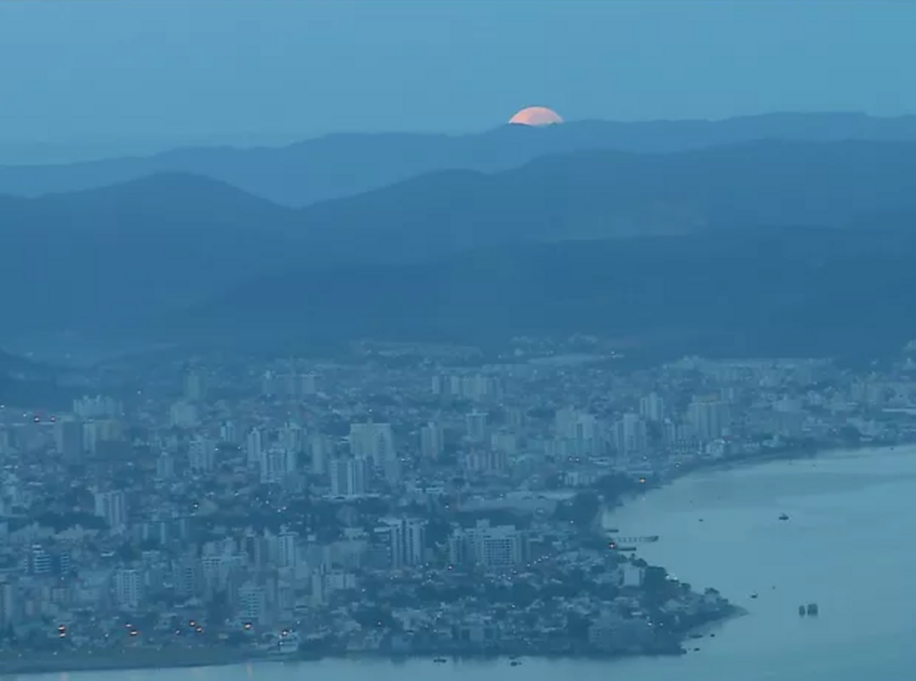 Reprodução/RBS TV - Maior Superlua em quase 70 anos ilumina o céu nesta segunda