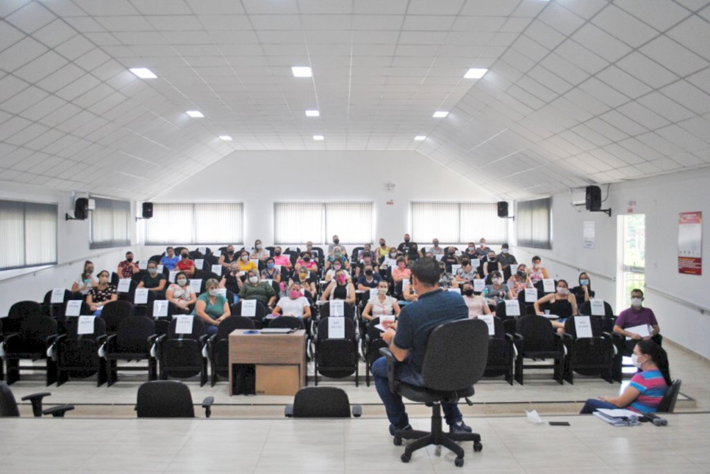 São João do Oeste inicia atividades do ano letivo com professores