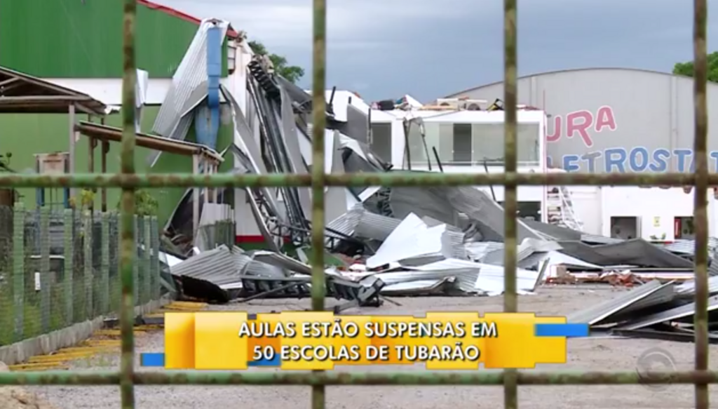 Cidades têm casas destelhadas por temporal e granizo em Santa Catarina
