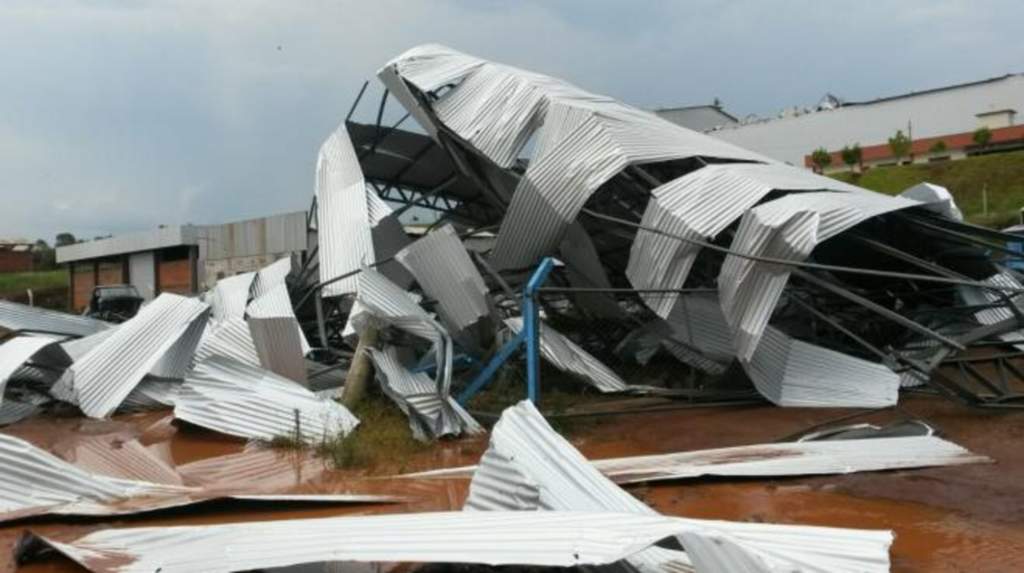 Vendaval atinge as regiões Oeste e Meio-Oeste de Santa Catarina