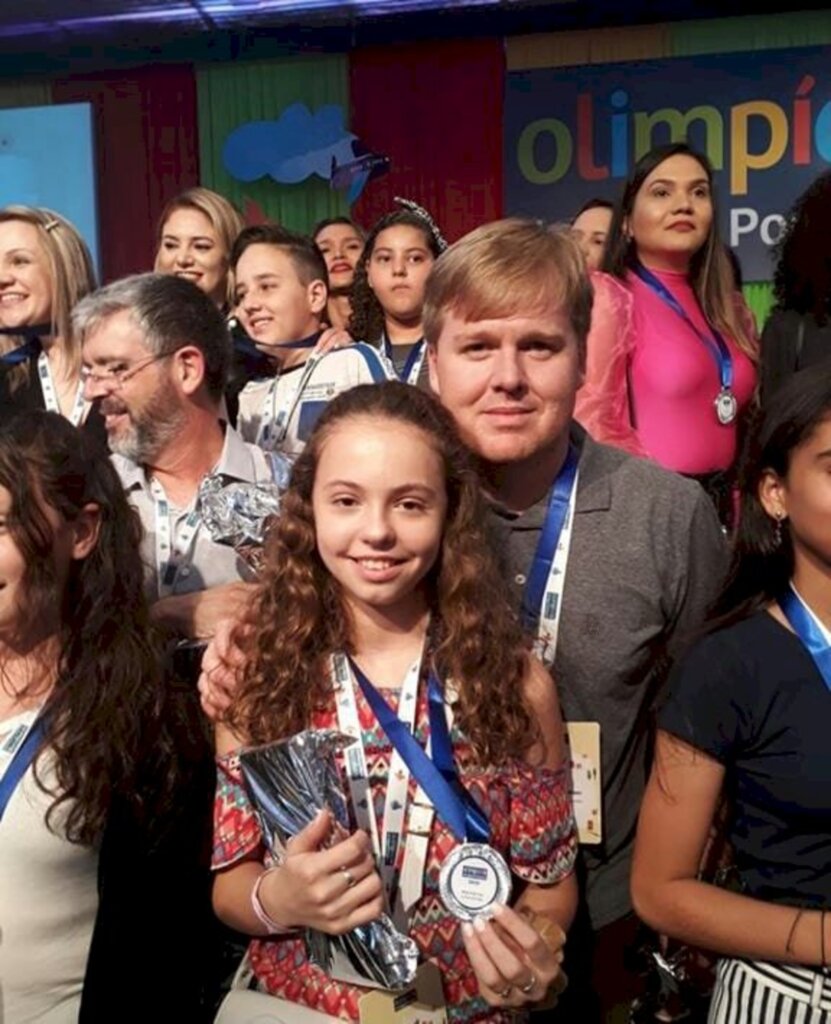 Estudante e professor do município na grande final da Olimpíada de Lingua Portuguesa