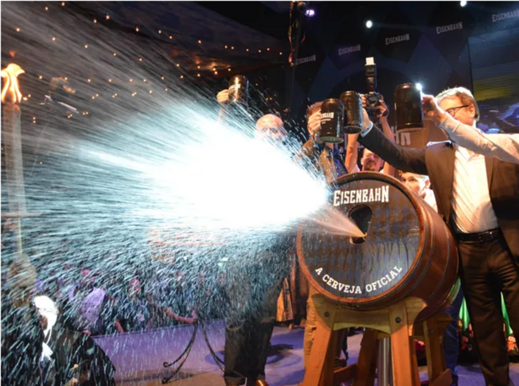 33ª Oktoberfest abre com desfile alemão e sangria de barril de chope