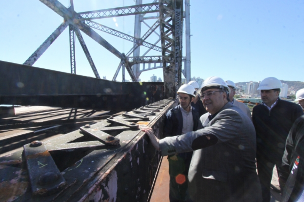 Governador Raimundo Colombo visita obras de restauração da Ponte Hercílio Luz em Florianópolis