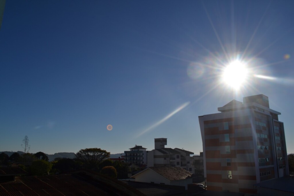 Quarta-feira tem presença do sol e temperaturas amenas à tarde em SC