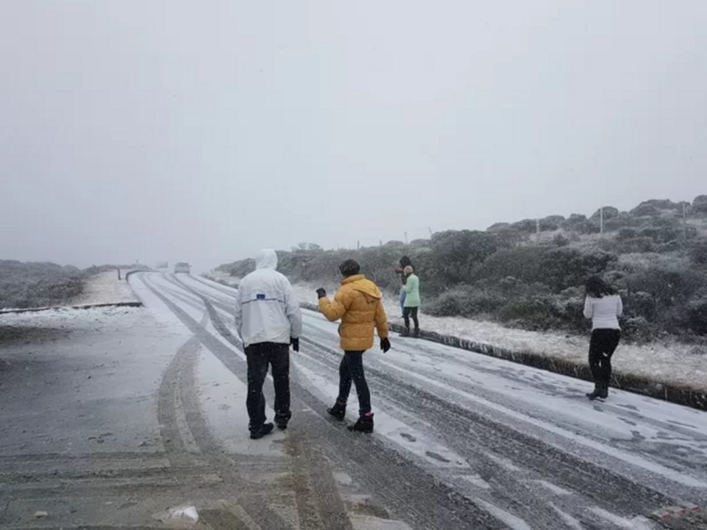 Cindacta/Divulgação - Trânsito precisou ser controlado no acesso ao Morro da Igreja, em Urubici, por neve na pista