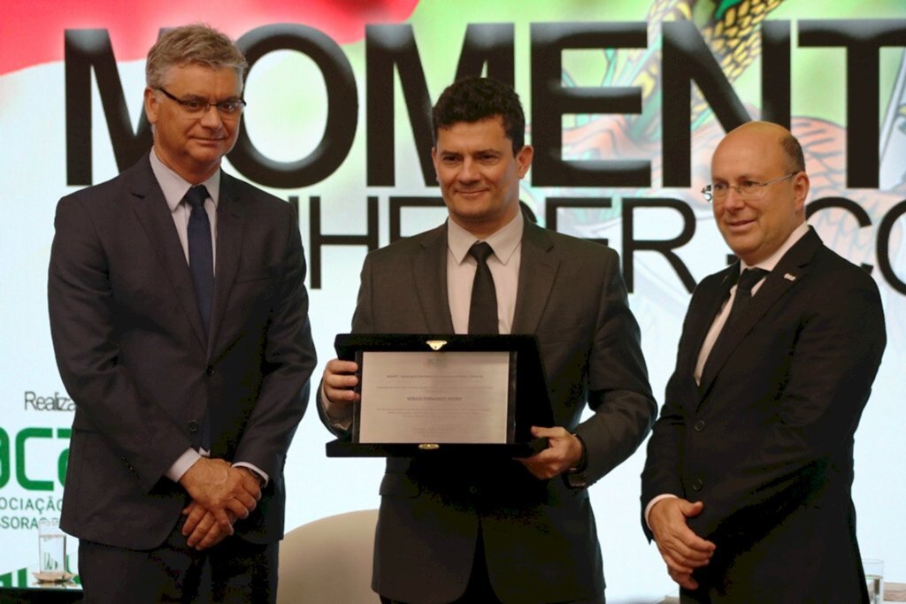 Murici Balbinot - Collaço, Moro e Petrelli na entrega da placa ao ministro