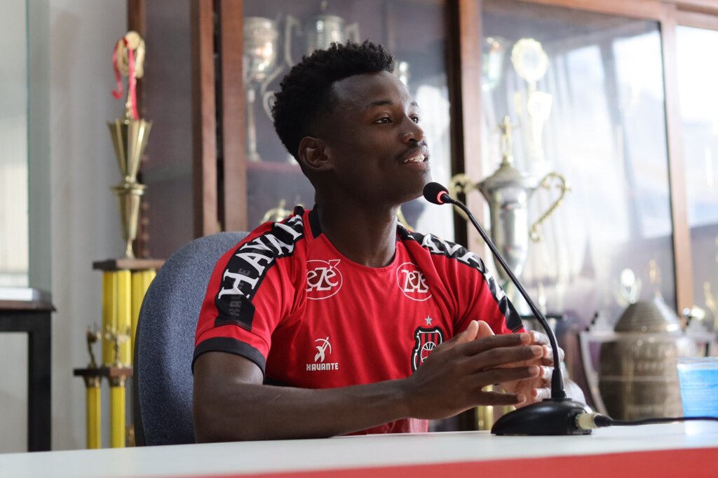 Foto: Italo Santos - GEB - Meio-campista despertou interesse de Rogério Zimmermann durante partida do Santo André, seu ex-time, contra o Esportivo, então dirigido por RZ, na Série D 2021