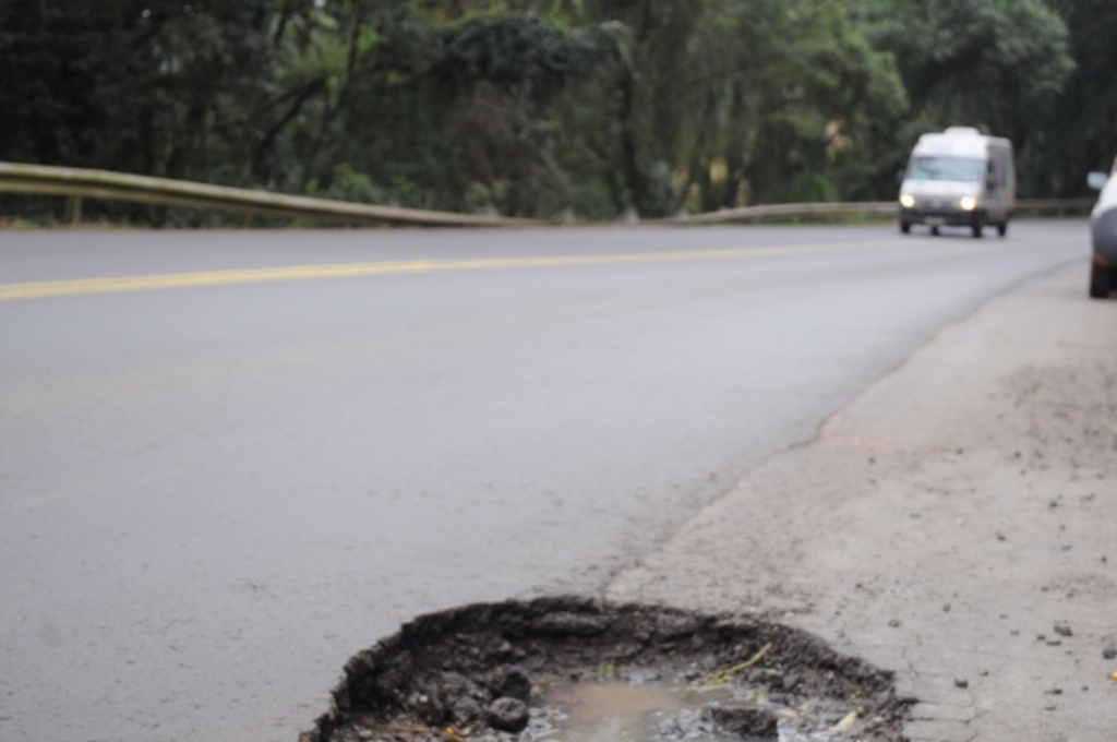 Justiça condena DNIT após motociclista cair em buraco na BR-282