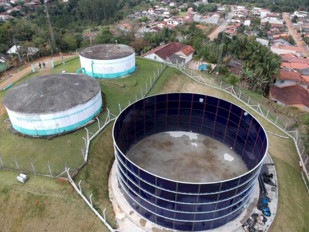 Divulgação Casan - Andamento das obras de implantação do reservatório vitrifi cado no bairro Rio Morto