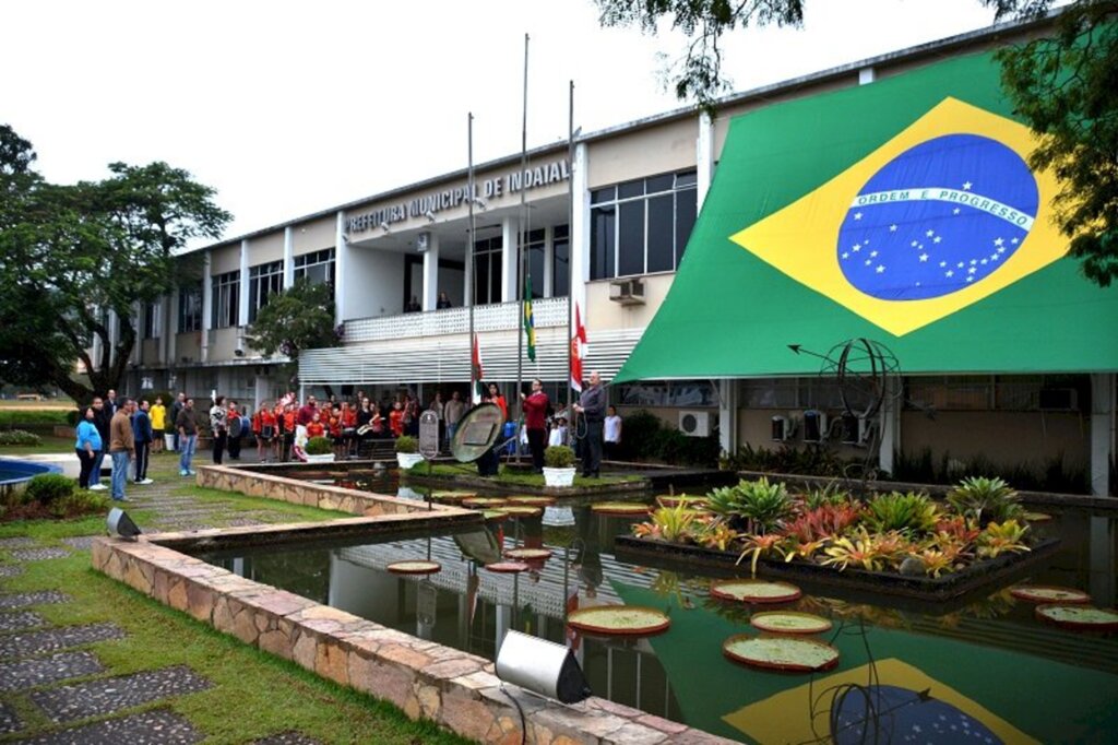 Beto Fotografia - Diversas homenagens cívicas estão sendo realizadas durante a Semana da Pátria na Praça da Prefeitura