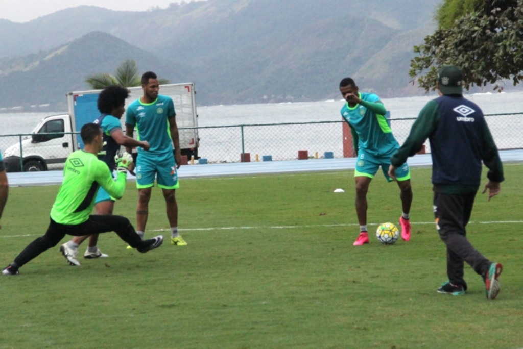 De olho no Flamengo, Chapecoense treina no RJ