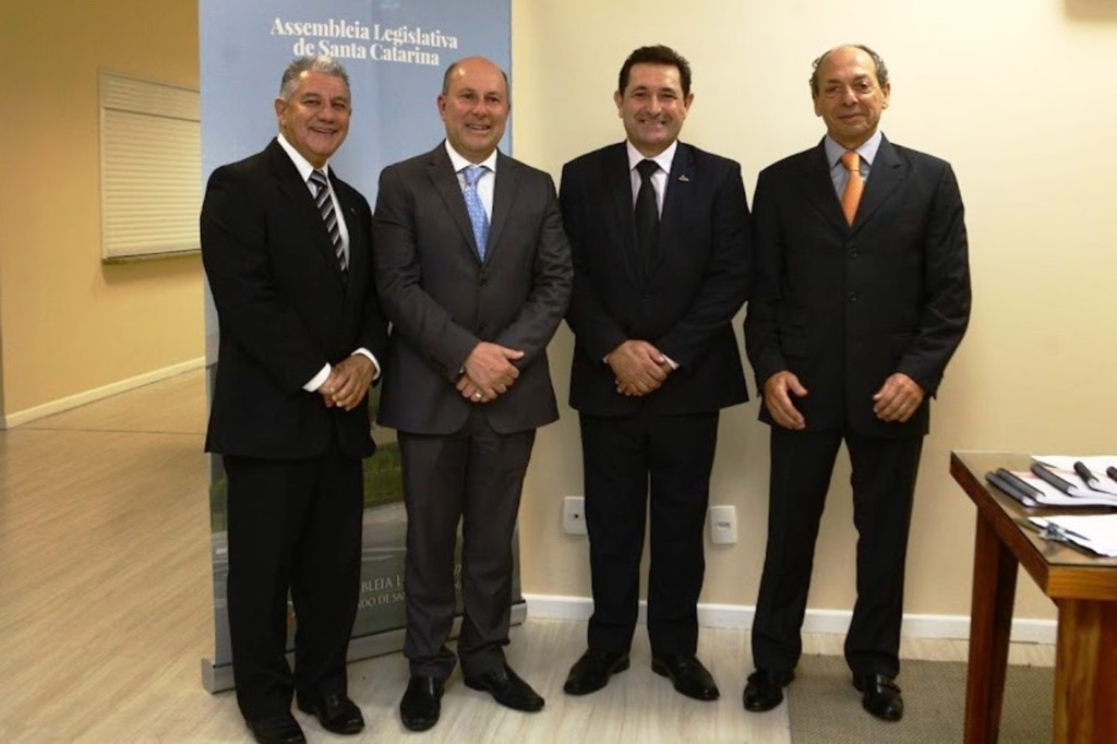Rosane Moura Eventos - Vice-presidente da Adjori/SC, Valmoci Jesus de Souza, Petrelli, Deschamps, e o vice-presidente da ADI/SC, Adriano Kalil, no 20º Prêmio Adjori/SC de Jornalismo