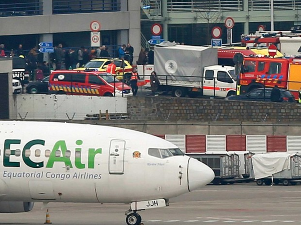 Francois Lenoir / Reuters - Veículos de serviços de emergência no aeroporto de Zaventem