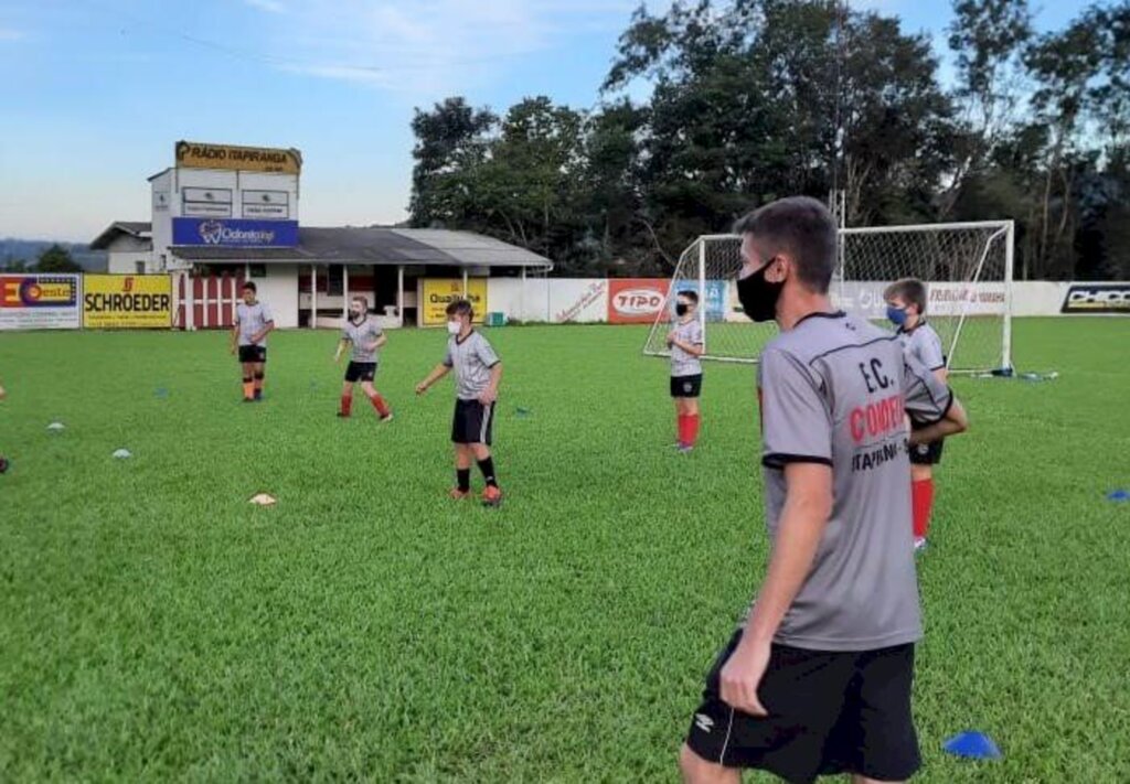 E.C. Cometa realiza seletiva das categorias Sub-15 e Sub-17