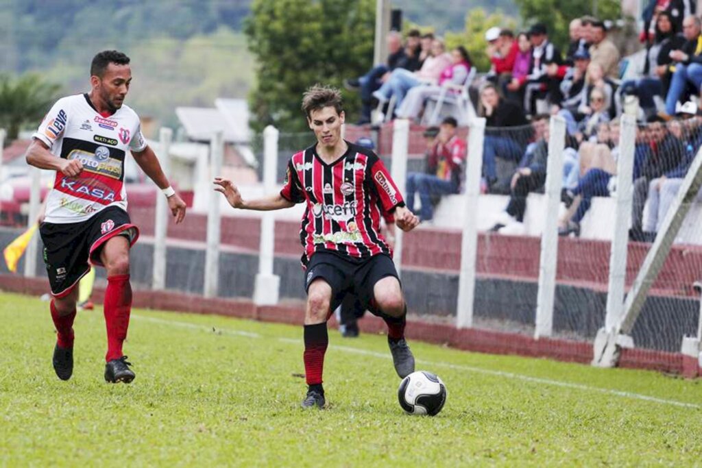 Governo de Santa Catarina libera futebol entre amigos