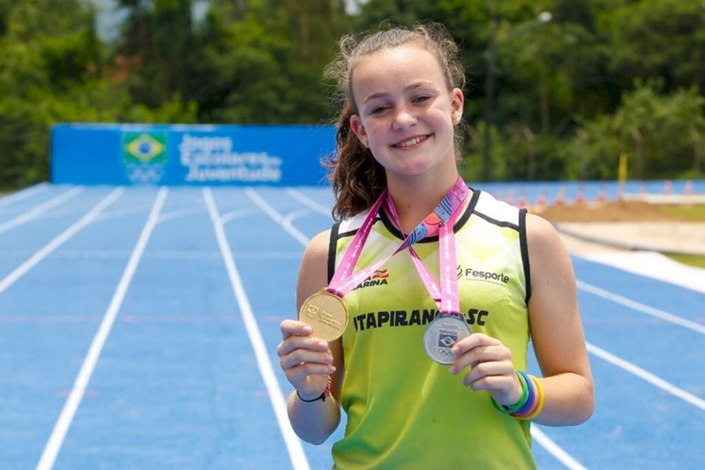 Campeã nacional é recebida com festa na escola em Itapiranga