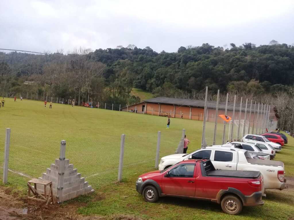 La. Santa Cruz inaugura alambrado em campo de futebol