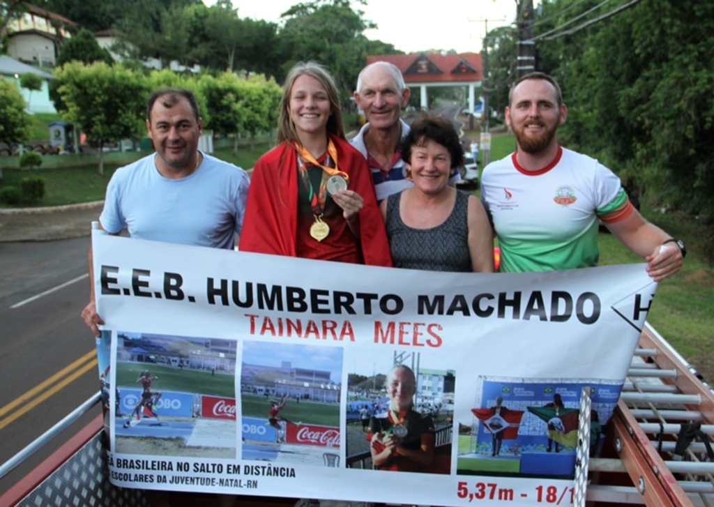 Tainara Mees é recebida com festa após conquista de medalha de prata em competição nacional