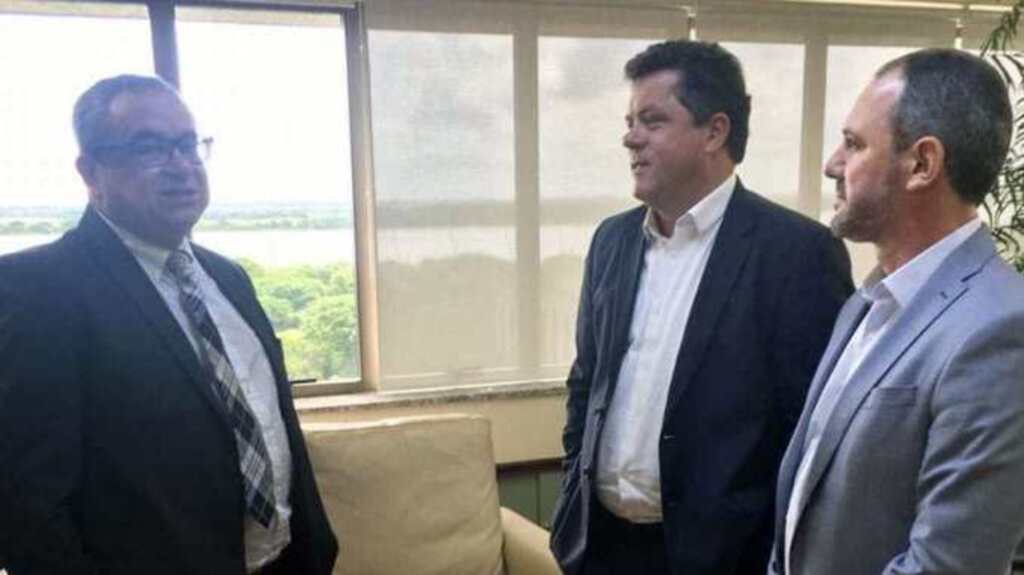 Divulgação - Deputados Laércio Schuster e Ivan Naatz com o desembargador Sebastião Ogê Muniz
