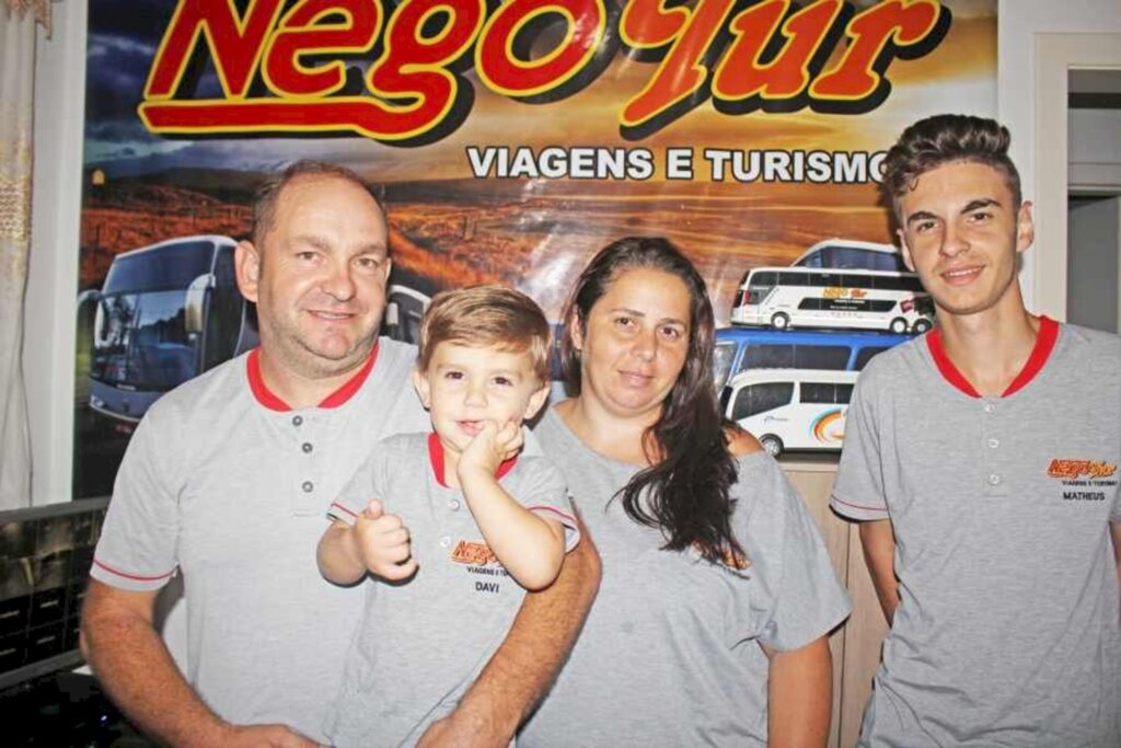  - Casal, Neimar e Silvane, com os filhos Matheus e Davi