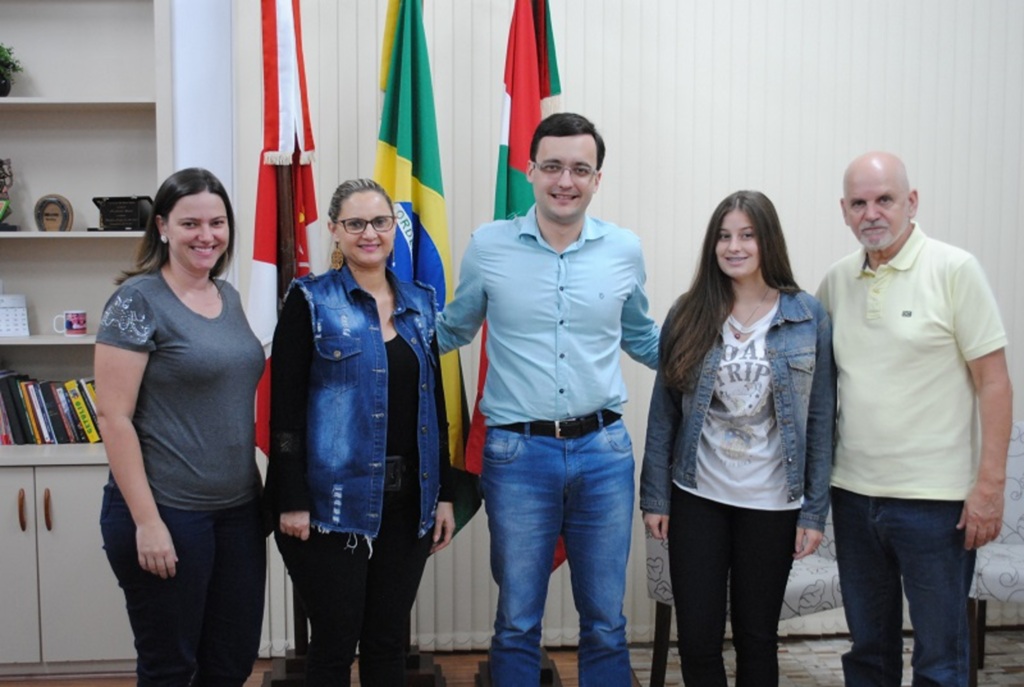 PMI - Estudante Maria Eduarda Guber, diretora Márcia Galcowski, professora Julia Pinheiro e secretário de Educação Ozinil Martins de Souza com o prefeito André Moser no Gabinete