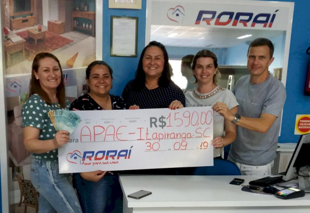 Loja Roraí entrega valor arrecadado em promoção