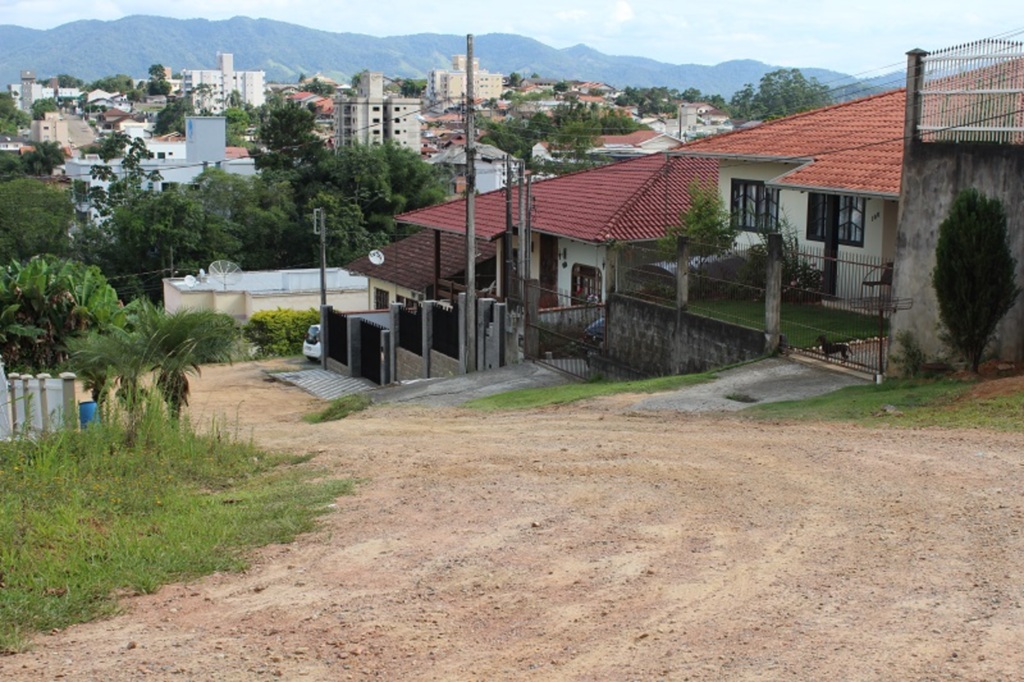 Janaina Possamai - Por se tratar de um declive, parte final da rua Itapema sofre com muitos buracos