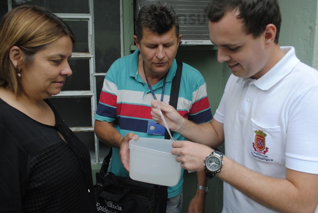 Arquivo PMI - Profissionais do setor de combate à Dengue e da secretaria de Saúde vistoriam armadilha (2016)