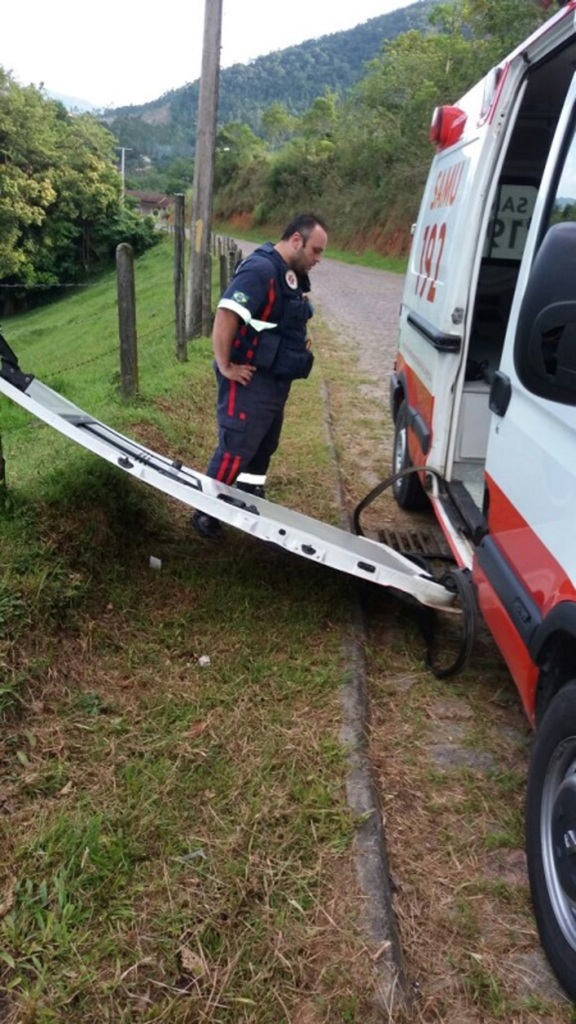 Divulgação - Porta de ambulância quebra durante atendimento