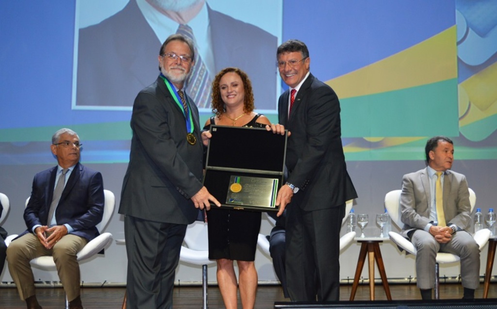 Lico Hardt recebe  a mais alta  homenagem do  varejo catarinense