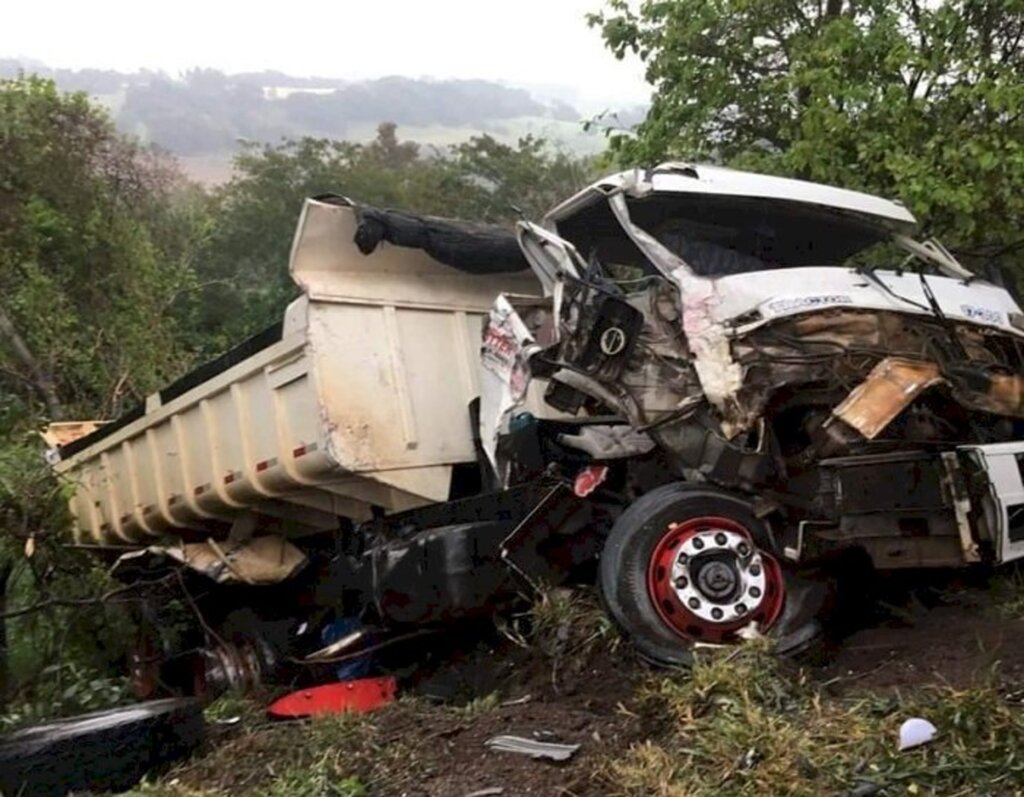 Acidentes com mortes registrado no Paraná tem envolvimento de carreta de Pinhalzinho