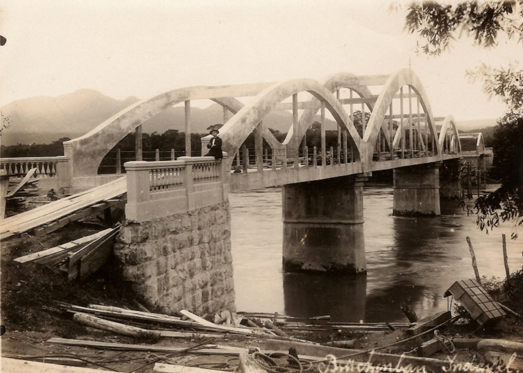 ARQUIVO HISTÓRICO THEOBALDO COSTA JAMUNDÁ - Foto da Ponte dos Arcos Emílio Baumgart ainda em construção, do ano de 1926. Esta ponte trouxe grande desenvolvimento para Indaial, que na ocasião ainda fazia parte de Blumenau. Antes o transporte de pessoas e mercadorias era feito através de uma balsa que atravessava o rio Itajaí-Açu e também auxiliava na travessia do rio Benedito. Foi construída com a técnica do concreto armado, uma das primeiras desse tipo na região e no estado de Santa Catarina. As pontes anteriores em Indaial eram construídas com madeira.