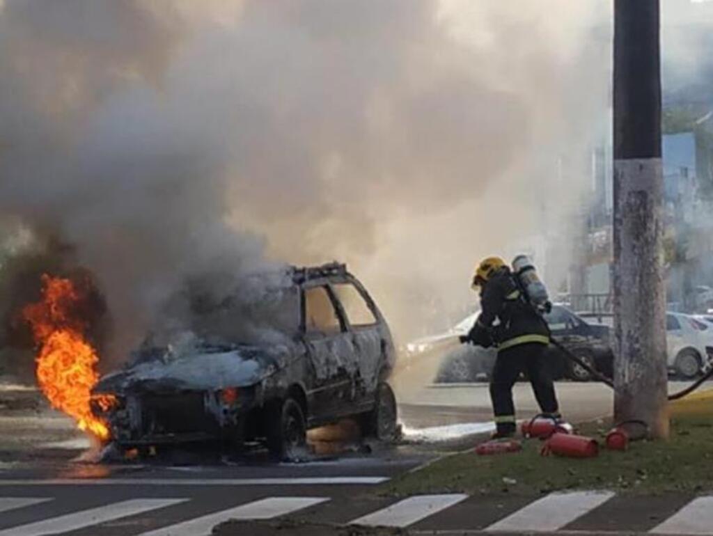 Veículo pega fogo no Centro de Pinhalzinho