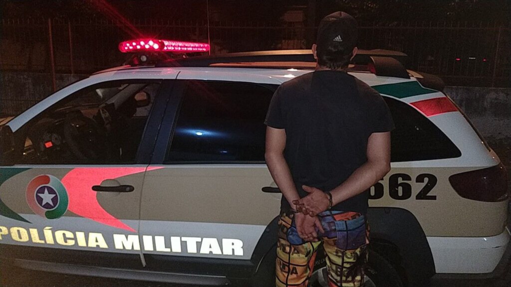 Polícia Militar de Pinhalzinho prende homem com mandato de prisão ativo no Paraná