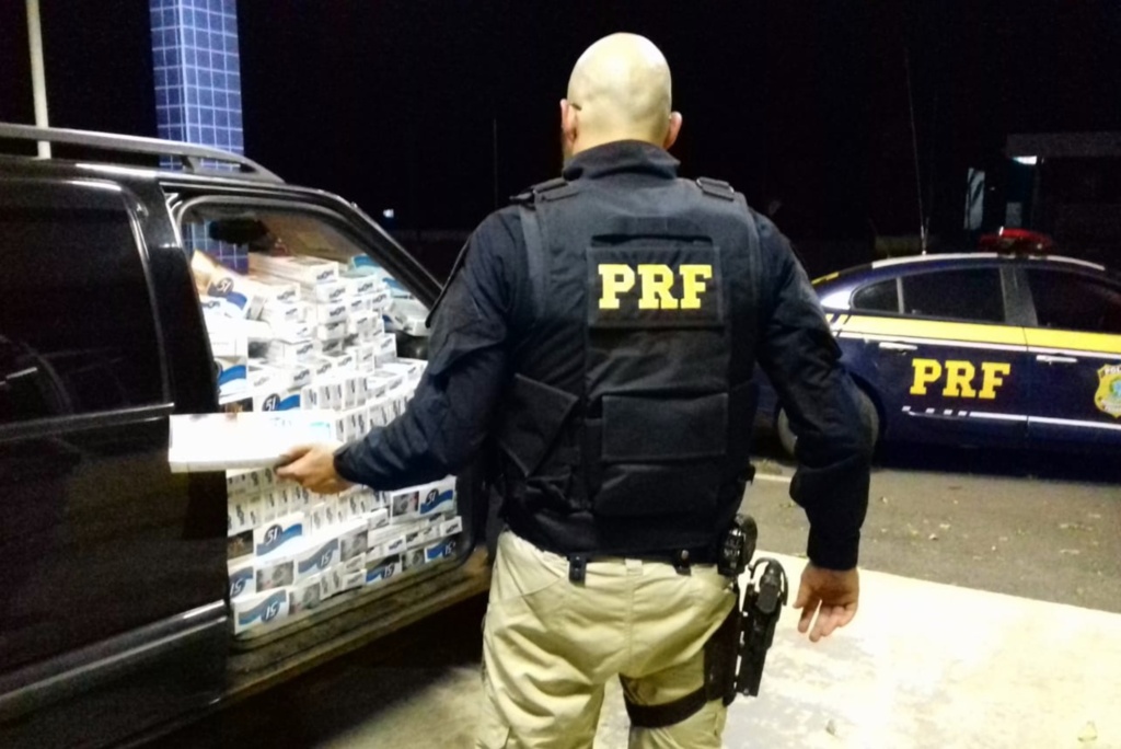 PRF apreende 25 mil maços de cigarros contrabandeados, em Pinhalzinho