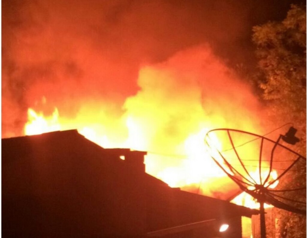 Corpo de Bombeiros/Divulgação - Fogo destruiu casa e matou idosa em Faxinal dos Guedes