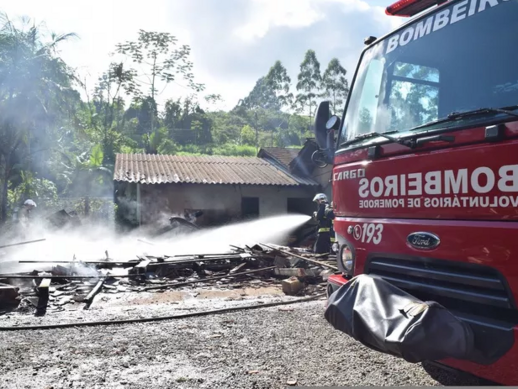 Tatiane Hansen/Jornal de Pomerode - Casa ficou destruída após incêndio em Pomerode