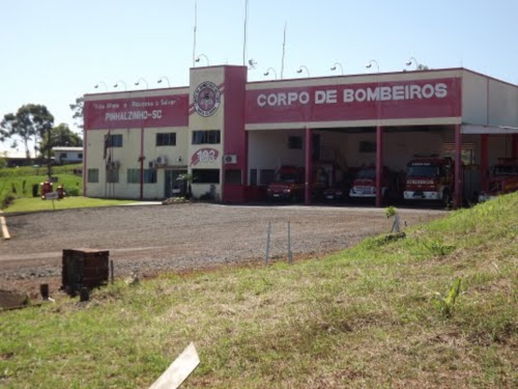 Bombeiros atendem saída de pista na BR-282 em Pinhalzinho