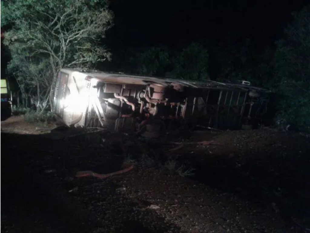 Corpo de Bombeiros/Divulgação - Ônibus tombou depois de bater de frente com carro