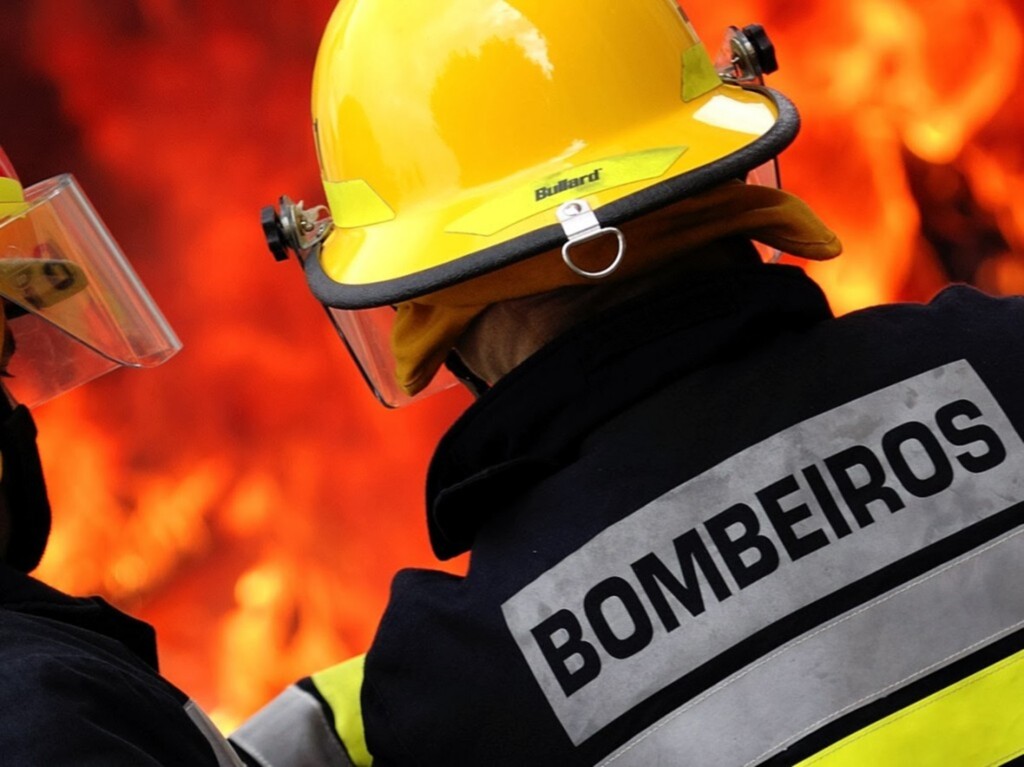 Bombeiros combatem incêndio em terreno baldio de Pinhalzinho