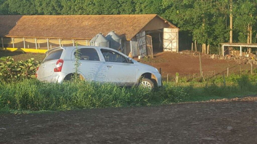 Idosos são rendidos por assaltante e têm carro roubado