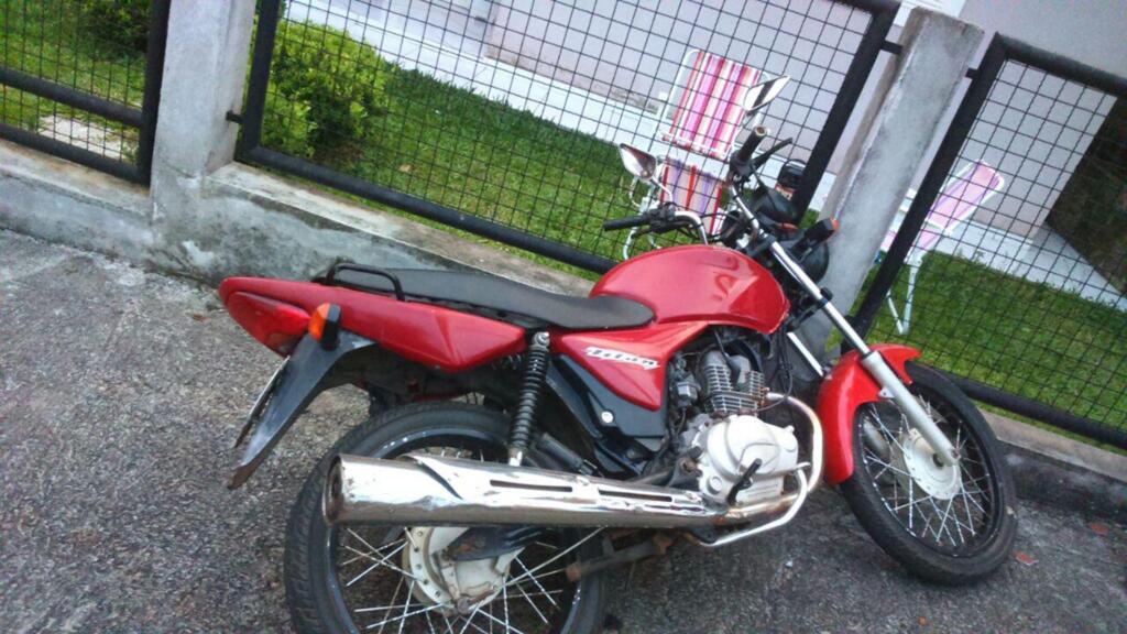 Polícia Militar - Homem estava nesta moto quando bateu em um muro