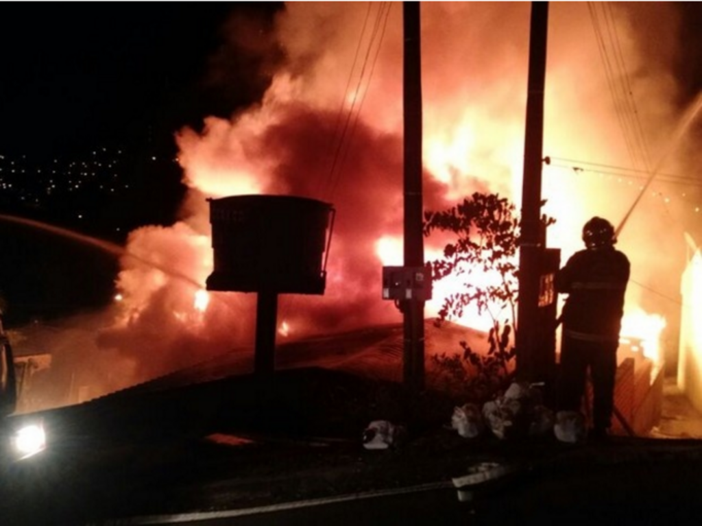 Corpo de Bombeiros Voluntários/Divulgação - Fogo destruiu casa e causou a morte de três homens