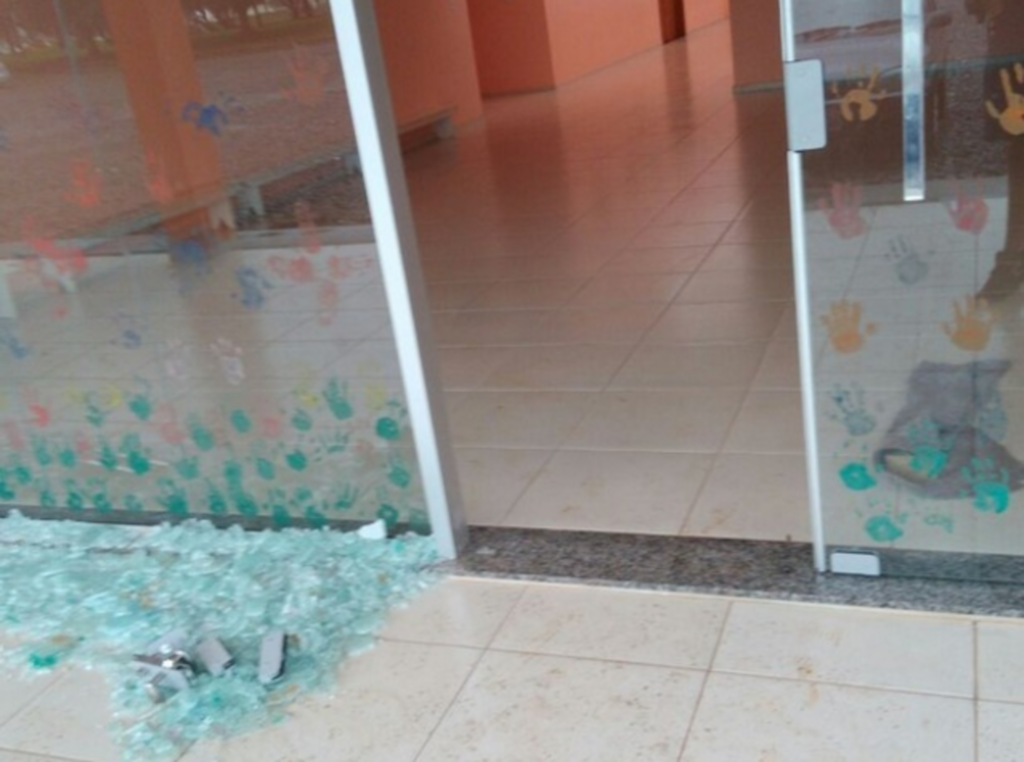 Defesa Civil/Divulgação - Creche municipal de Nova Erechim teve vidros danificados com os ventos