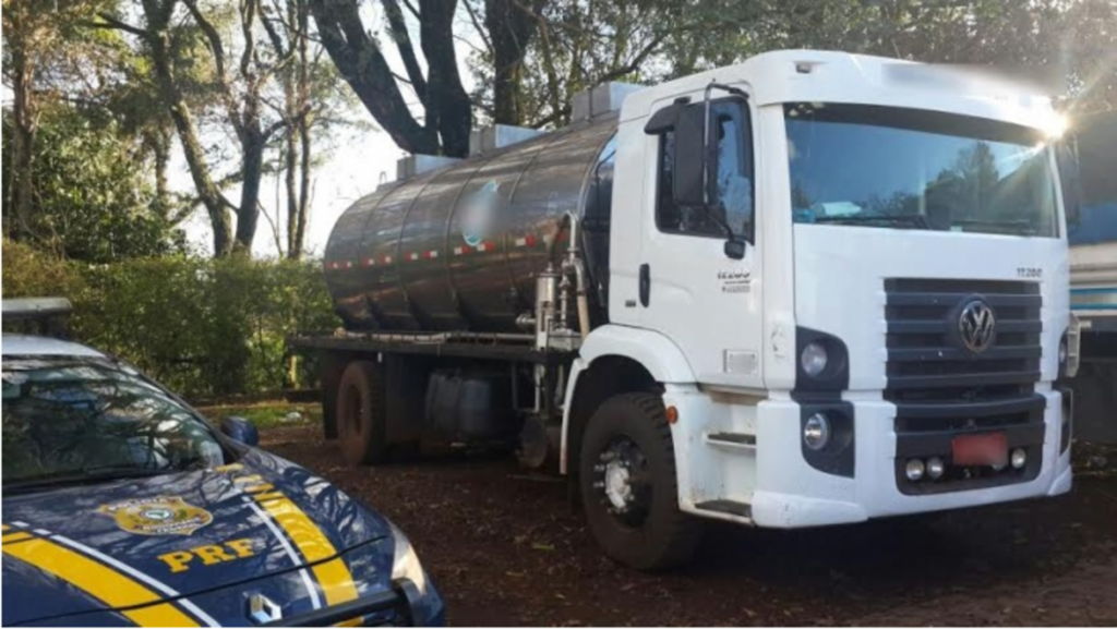 Cleverson Batista/PRF - Caminhão foi recuperado durante fiscalização de rotina na BR-386 em Sarandi-RS