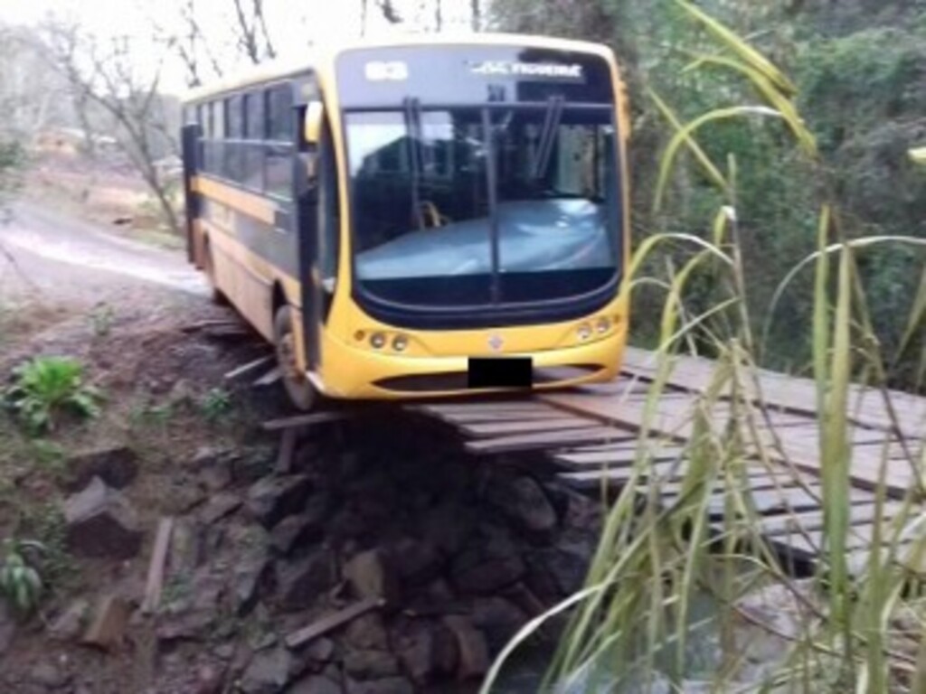 Ônibus escolar quase cai de ponte
